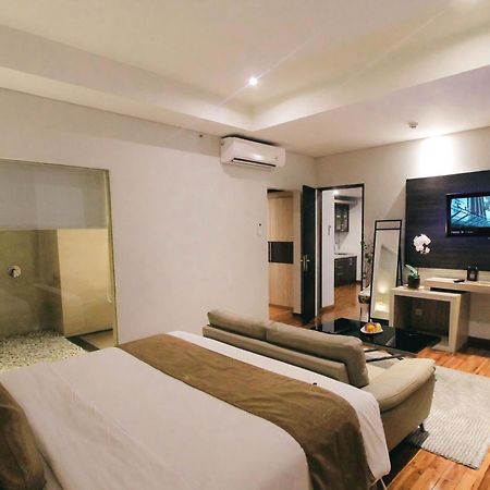 Crystal Lotus Hotel Yogyakarta Esterno foto