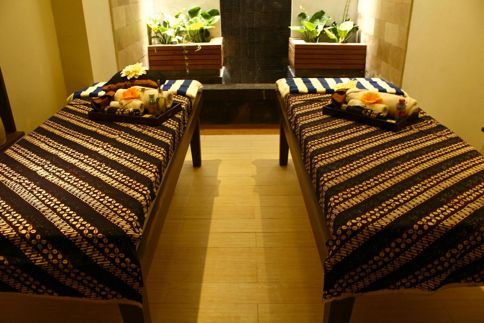Crystal Lotus Hotel Yogyakarta Esterno foto